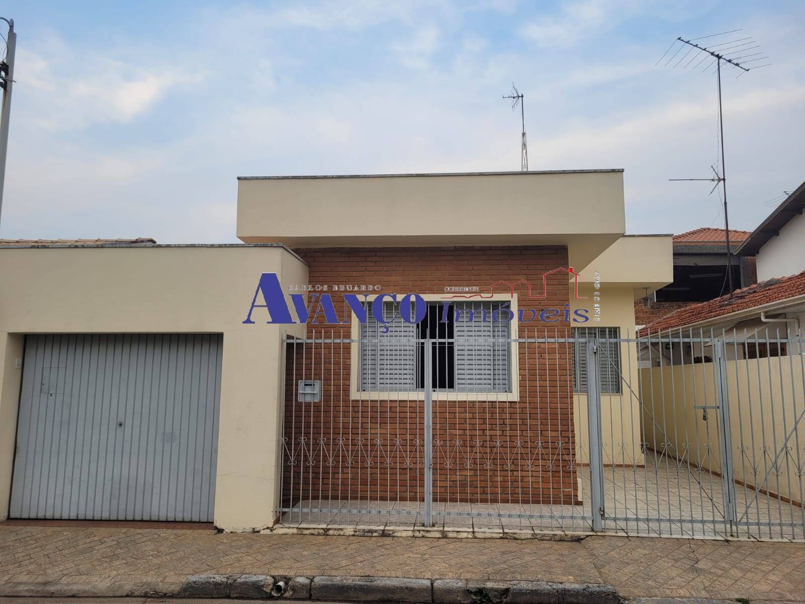 Casa à venda com 2 quartos, 100m² - Foto 1